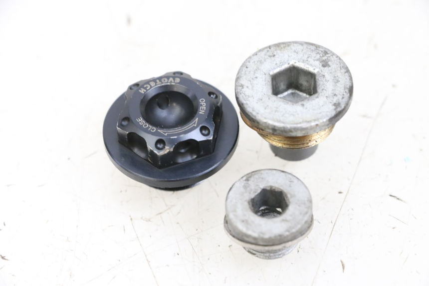 photo de ENGINE OIL CAP MV AGUSTA BRUTALE R WALLY 910 (2008 - 2008) - Main view