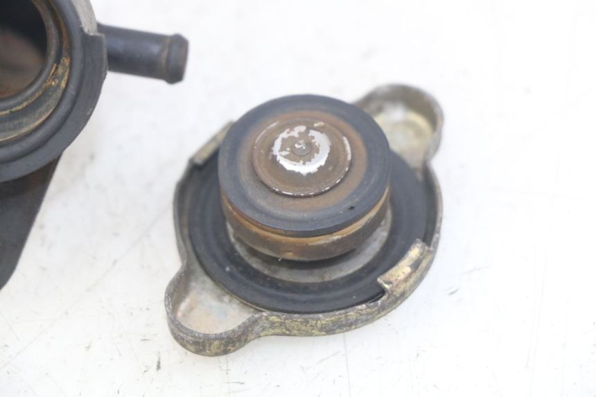 photo de RADIATOR CAP HONDA FES PANTHEON 2T 125 (1998 - 2002) - Alternative perspective