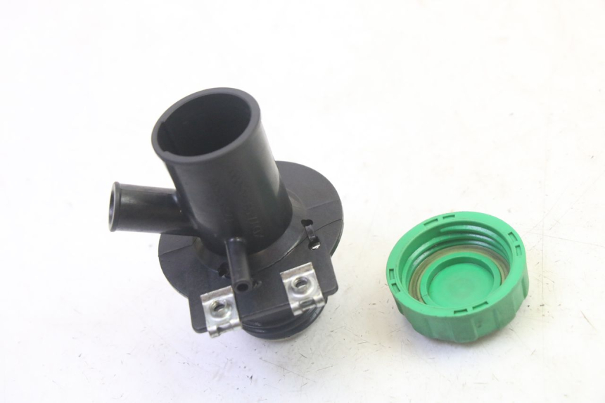 photo de FUEL TANK CAP QUADRO 4 4D 350 (2015 - 2018) - Zoom on usage condition