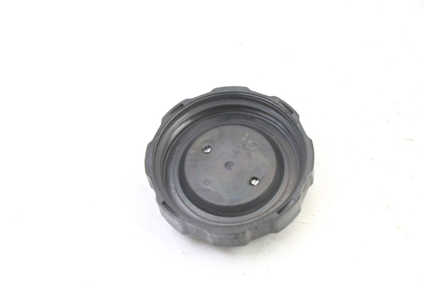photo de FUEL TANK CAP PEUGEOT ELYSEO 125 (1999 - 2004) - Zoom on usage condition