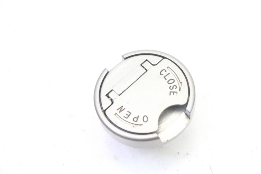 photo de FUEL TANK CAP SYM FIDDLE 3 III 125 (2014 - 2020) - Zoom on usage condition