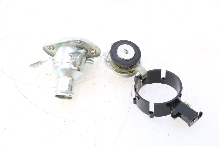 photo de FUEL TANK CAP KYMCO GRAND DINK 125 (2008 - 2014) - Zoom on usage condition