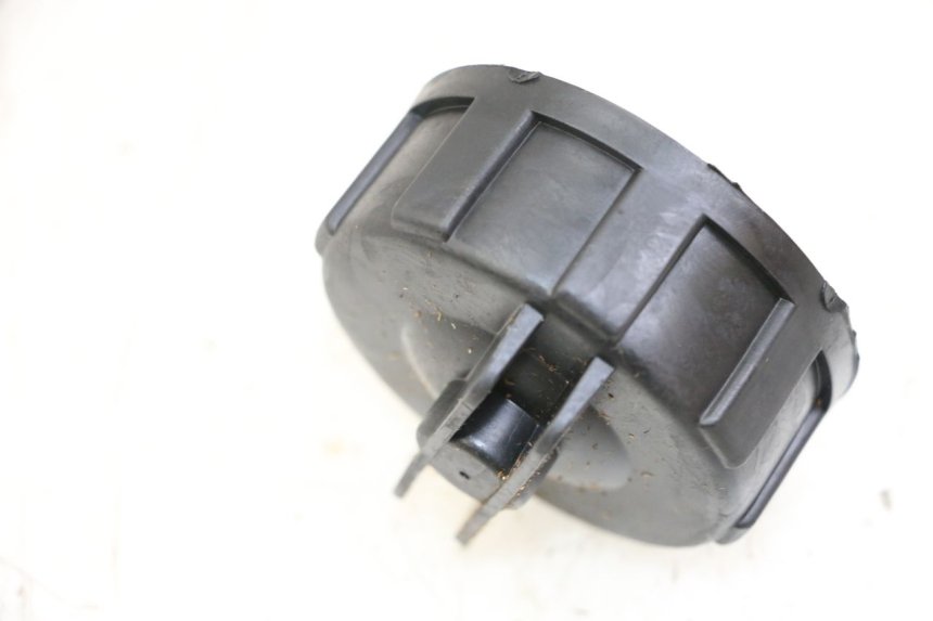 photo de FUEL TANK CAP KYMCO PEOPLE S 125 (2000 - 2008) - Zoom on usage condition