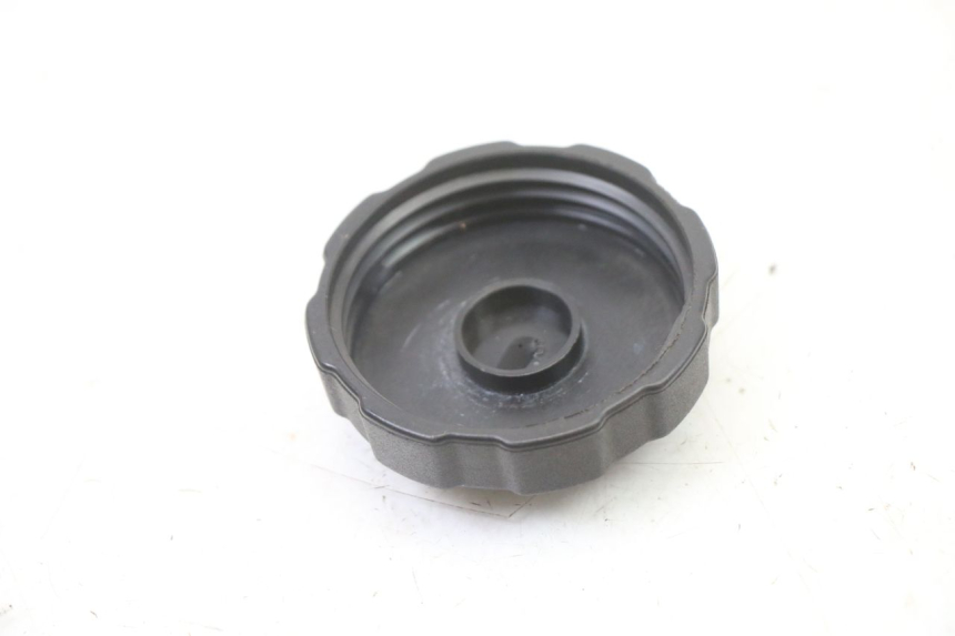 photo de FUEL TANK CAP PEUGEOT SATELIS COMPRESSOR K15 125 (2006 - 2009) - Zoom on usage condition