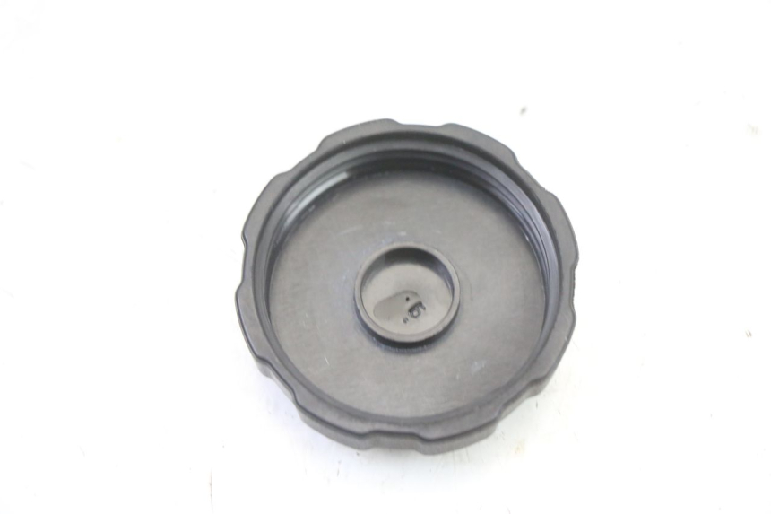 photo de FUEL TANK CAP PEUGEOT SATELIS COMPRESSOR K15 125 (2006 - 2009) - Alternative perspective