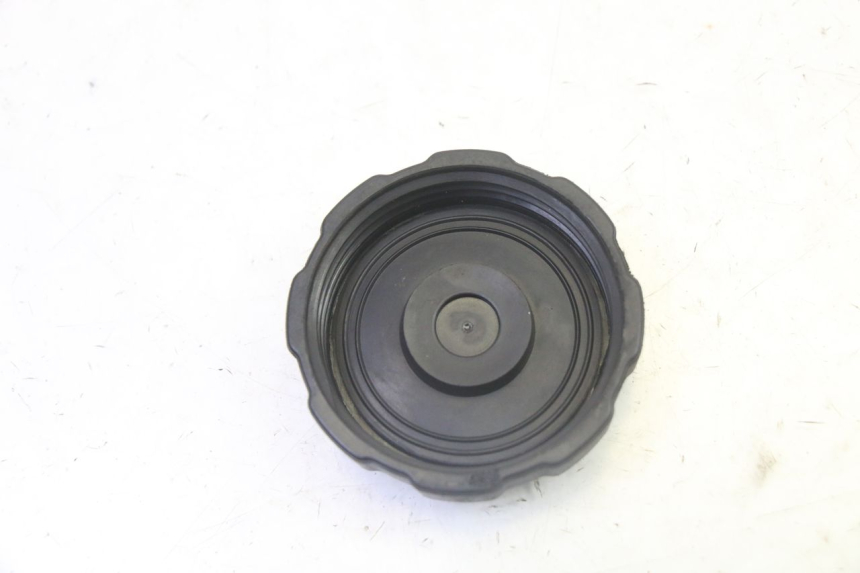 photo de FUEL TANK CAP PEUGEOT SATELIS 125 (2013 - 2018) - Zoom on usage condition