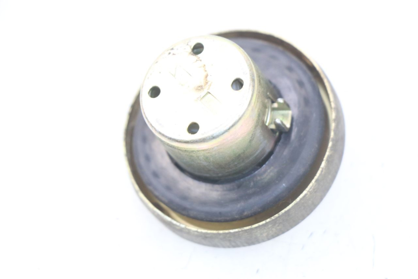 photo de FUEL TANK CAP HONDA SCV LEAD 100 (2003 - 2007) - Zoom on usage condition