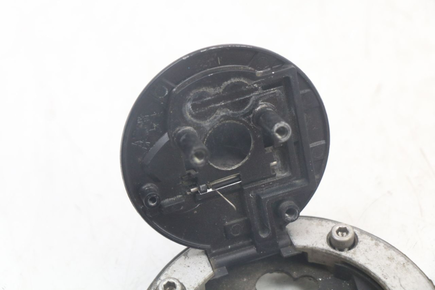 photo de FUEL TANK CAP TRIUMPH SPEED TRIPLE T301 900 (1994 - 1996) - Alternative perspective