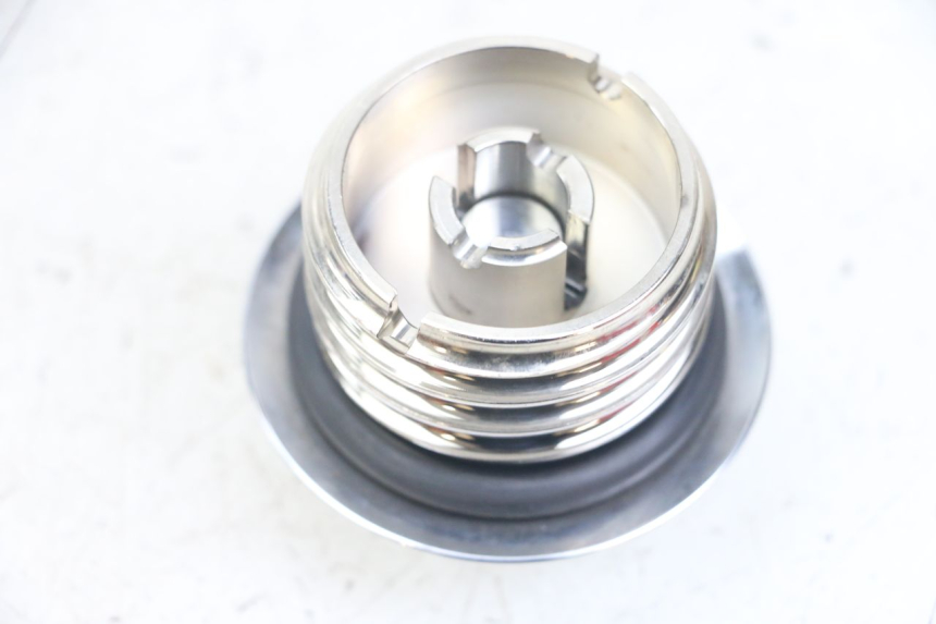 photo de FUEL TANK CAP HARLEY DAVIDSON SPORTSTER XL CUSTOM 1200 (2003 - 2004) - Component detail