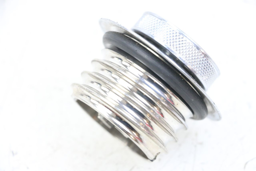 photo de FUEL TANK CAP HARLEY DAVIDSON SPORTSTER XL CUSTOM 1200 (2003 - 2004) - Technical close-up