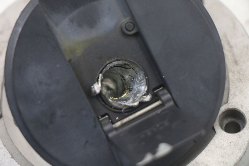 photo de FUEL TANK CAP SUZUKI GSX F GSXF 650 (2007 - 2015) - Zoom on usage condition