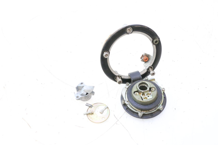 photo de FUEL TANK CAP SUZUKI SV S 650 (2003 - 2009) - Zoom on usage condition