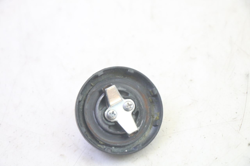 photo de FUEL TANK CAP YAMAHA TRICITY 300 (2020 - 2024) - Zoom on usage condition