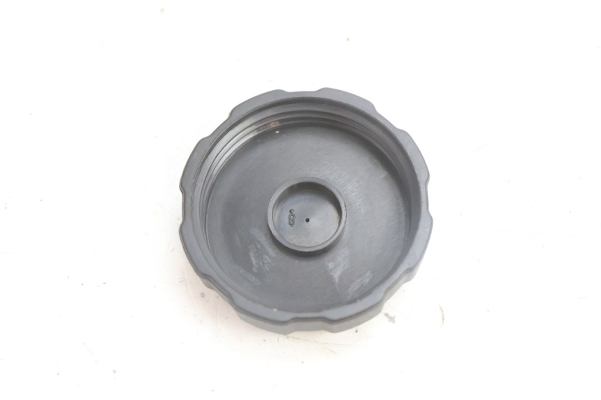 photo de FUEL TANK CAP PEUGEOT VIVACITY 100 (1999 - 2008) - Zoom on usage condition