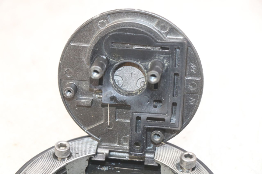 photo de FUEL TANK CAP SYM WOLF SB 125 (2011 - 2018) - Alternative perspective