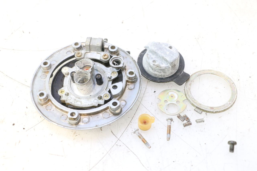 photo de FUEL TANK CAP KAWASAKI ZZR 600 (1995 - 2004) - Fixing points details