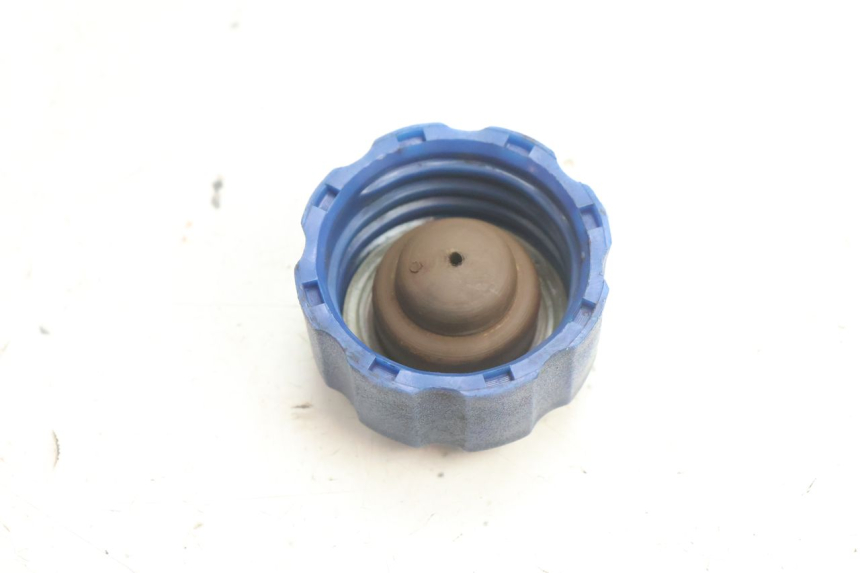 photo de OIL TANK CAP PEUGEOT SATELIS 125 (2006 - 2009) - Zoom on usage condition