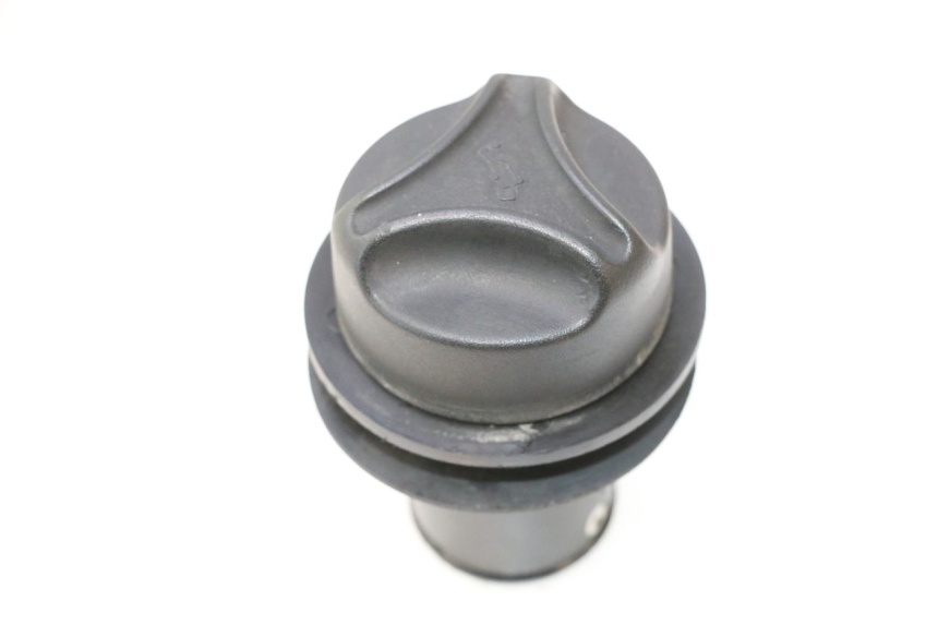 photo de OIL TANK CAP YAMAHA WAVE RUNNER GP R 1200 (2000 - 2003) - Zoom on usage condition