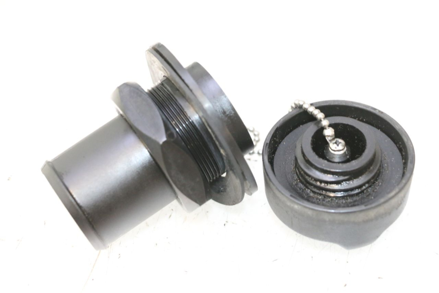 photo de OIL TANK CAP YAMAHA WAVE RUNNER GP R 1200 (2000 - 2003) - Alternative perspective