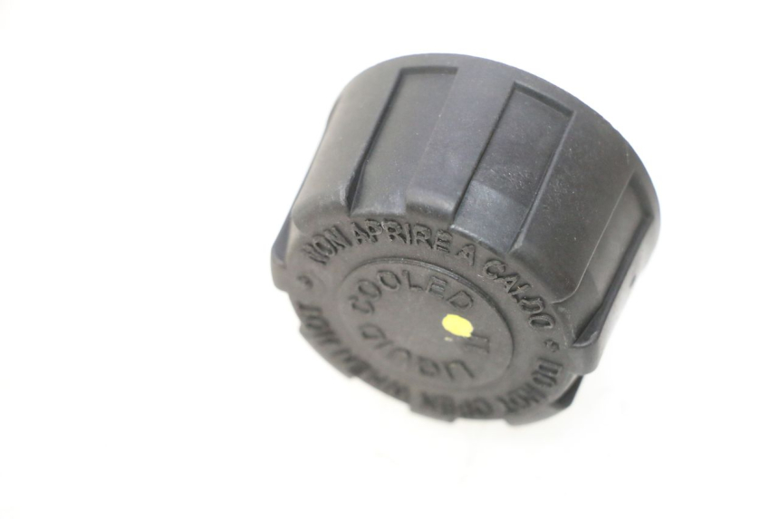 photo de EXPANSION BOTTLE CAP PIAGGIO MP3 HPE 530 (2022 - 2026) - Zoom on usage condition