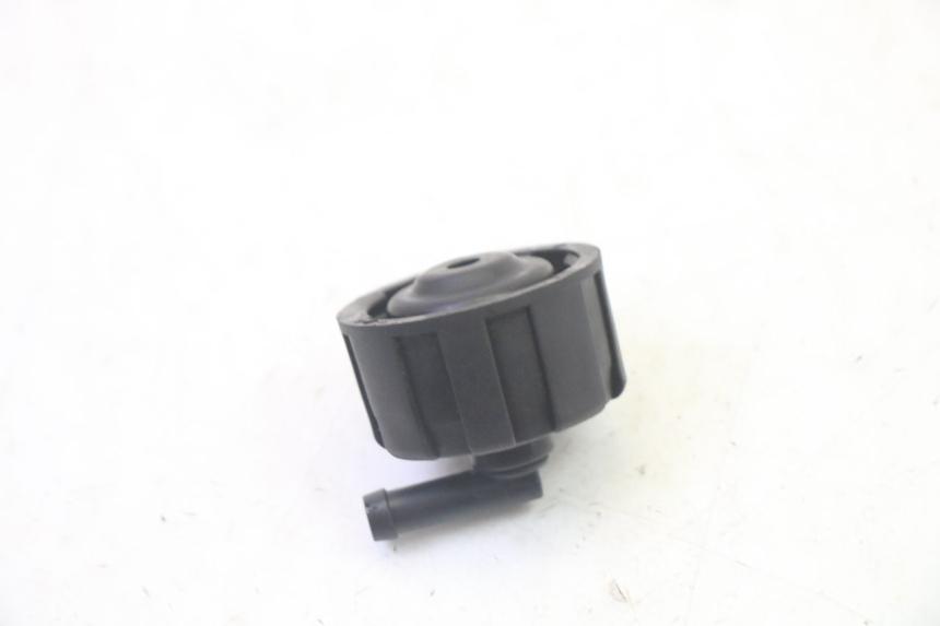 photo de EXPANSION TANK CAP YAMAHA YP MAJESTY 125 (2007 - 2010) - Alternative perspective