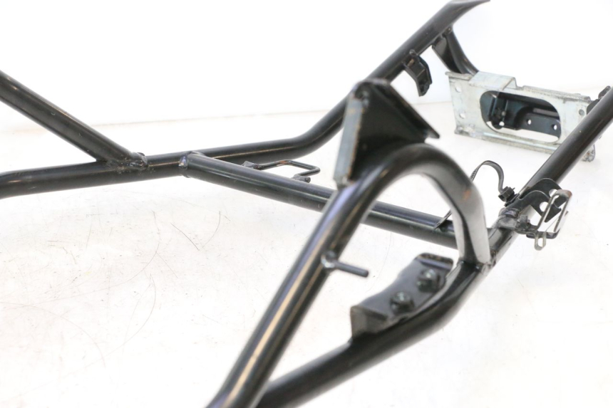 photo de REAR SUBFRAME SUZUKI BURGMAN EXECUTIVE ABS 650 (2006 - 2012) - Alternative perspective