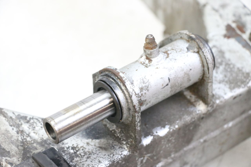 photo de SWING ARM KAWASAKI ZR7 ZR-7 S 750 (1999 - 2004) - Fixing points details