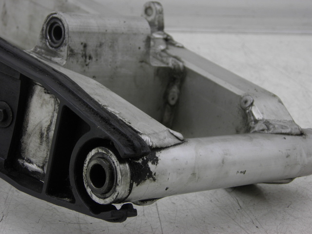 photo de SWING ARM YAMAHA FZS FAZER 600 (1998 - 2001) - Technical close-up