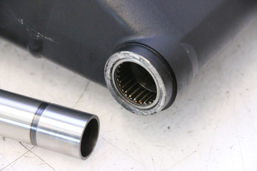 photo de SWING ARM YAMAHA YZF R6 600 (2008 - 2009) - Alternative angle