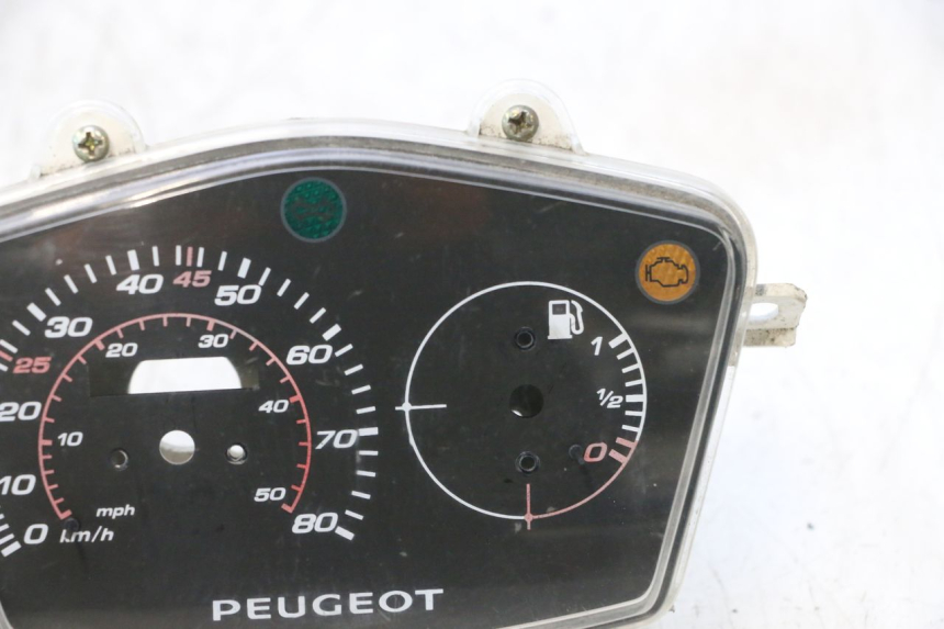 photo de SPEEDOMETER COVER PEUGEOT KISBEE 4T 50 (2018 - 2022) - Technical close-up