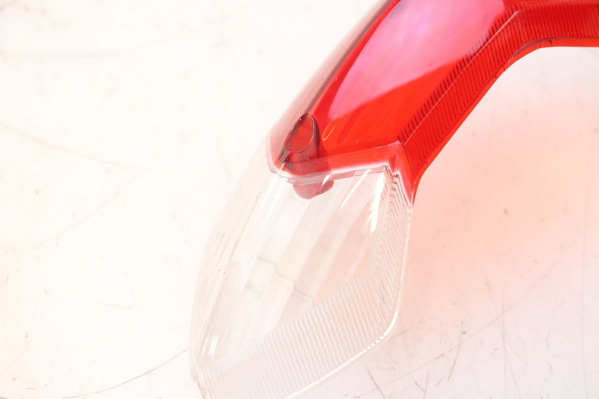photo de TAIL LIGHT LENSE PEUGEOT KISBEE 4T 50 (2023 - 2026) - Zoom on usage condition