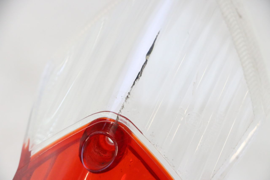 photo de TAIL LIGHT LENSE PEUGEOT KISBEE 4T 50 (2018 - 2022) - Distinctive features
