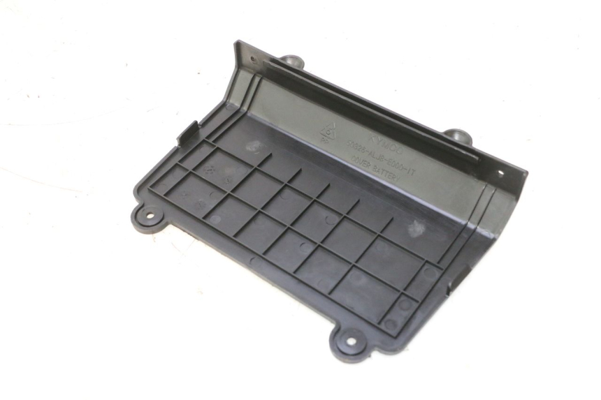 photo de BATTERY COVER KYMCO AGILITY 16+ 4T 50 (2018 - 2023) - Zoom on usage condition