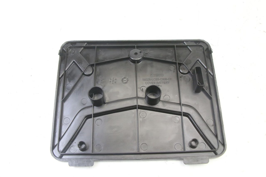 photo de BATTERY COVER KYMCO AGILITY 4T 50 (2005 - 2018) - Zoom on usage condition