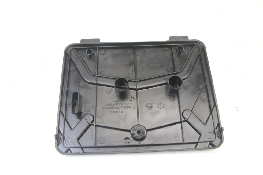 photo de BATTERY COVER KYMCO AGILITY 4T 50 (2005 - 2018) - Alternative perspective