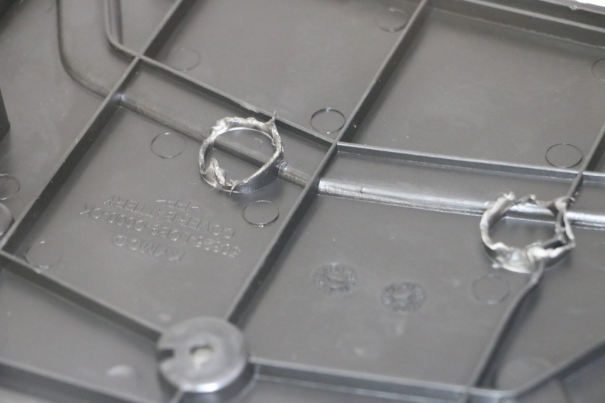 photo de BATTERY COVER KYMCO AGILITY 4T 50 (2005 - 2018) - Zoom on usage condition