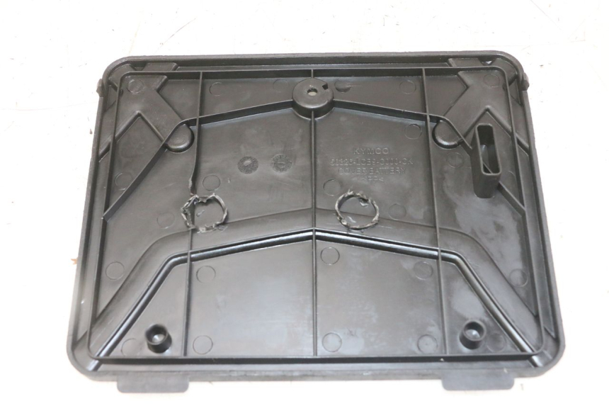 photo de BATTERY COVER KYMCO AGILITY 4T 50 (2005 - 2018) - Technical close-up