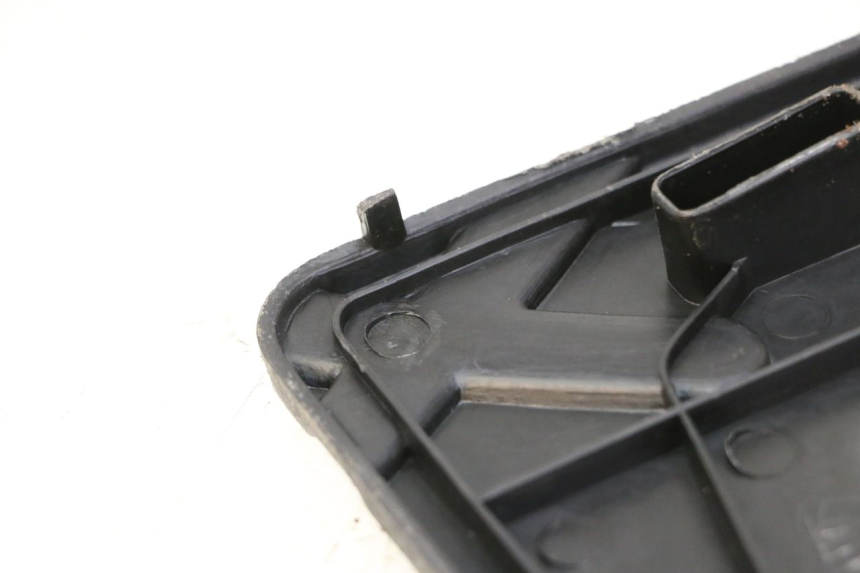 photo de BATTERY COVER KYMCO AGILITY 4T 50 (2005 - 2018) - Zoom on usage condition