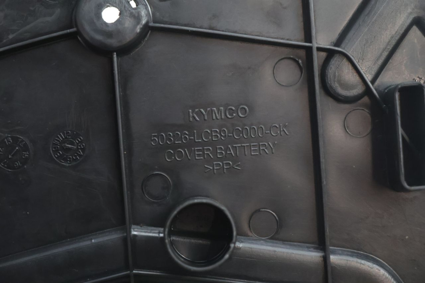 photo de BATTERY COVER KYMCO AGILITY 4T 50 (2018 - 2022) - Fixing points details