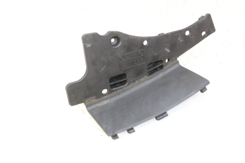photo de BATTERY COVER SUZUKI BURGMAN 125 (2007 - 2014) - Alternative perspective