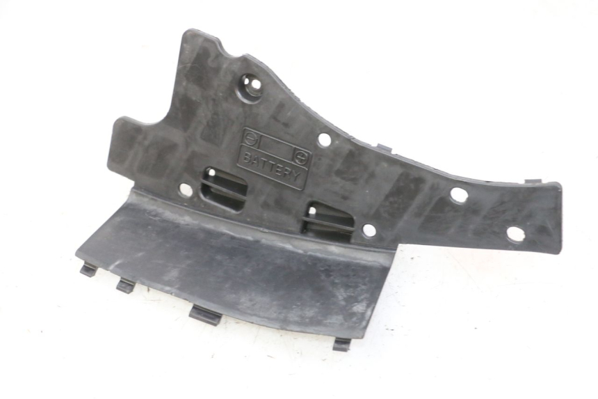 photo de BATTERY COVER SUZUKI BURGMAN 125 (2007 - 2014) - Alternative perspective
