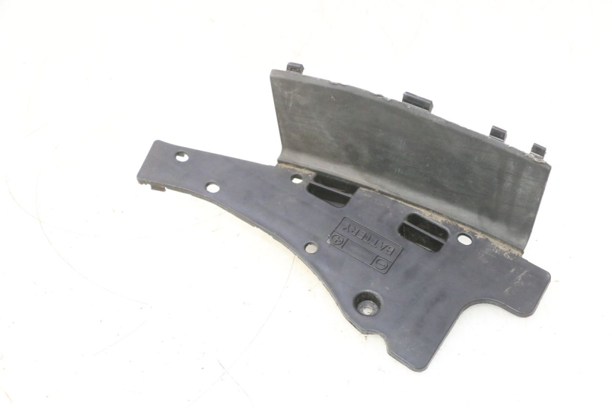 photo de BATTERY COVER SUZUKI BURGMAN 125 (2007 - 2014) - Fixing points details