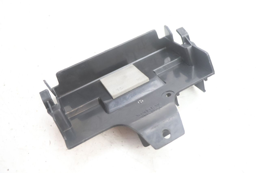 photo de BATTERY COVER SUZUKI BURGMAN EXECUTIVE ABS 650 (2006 - 2012) - Zoom on usage condition