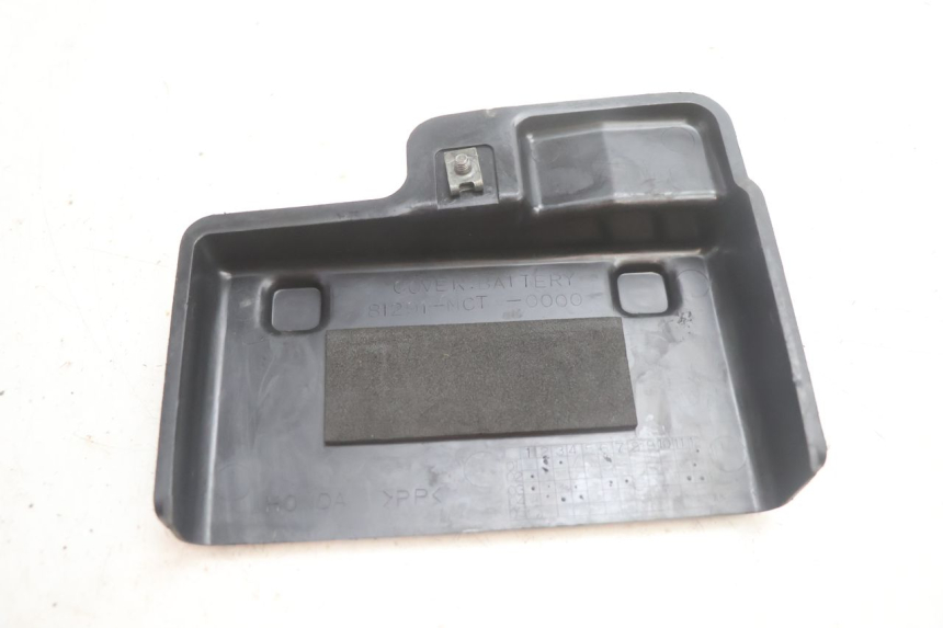 photo de BATTERY COVER HONDA FJS SILVER WING SILVERWING 400 (2005 - 2008) - Zoom on usage condition