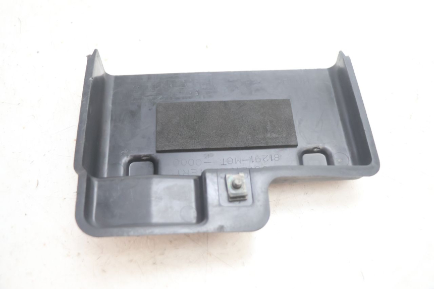 photo de BATTERY COVER HONDA FJS SILVER WING SILVERWING 400 (2005 - 2008) - Alternative perspective