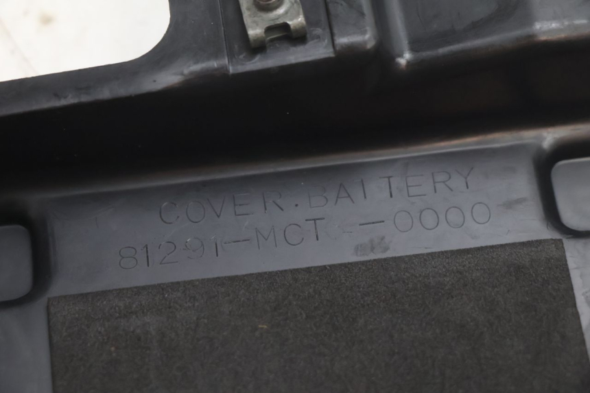 photo de BATTERY COVER HONDA FJS SILVER WING SILVERWING 400 (2005 - 2008) - Technical close-up
