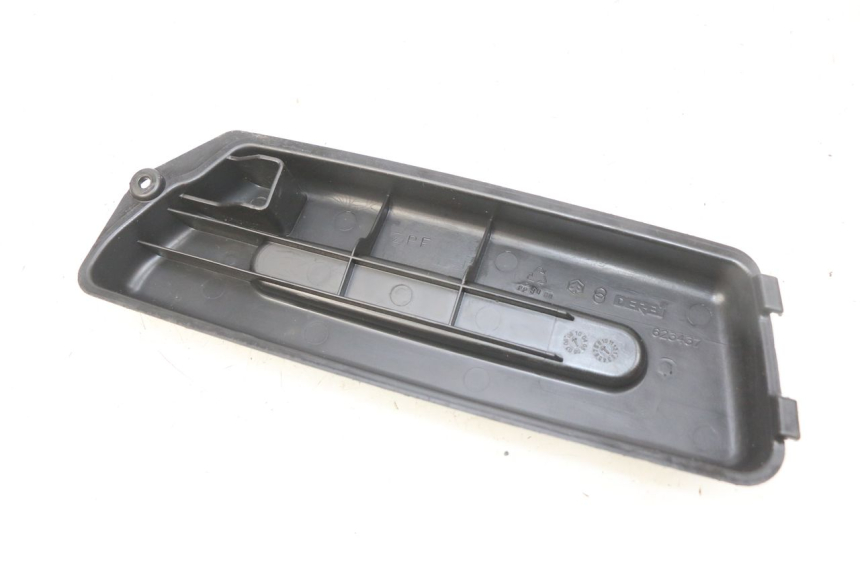 photo de BATTERY COVER PIAGGIO FLY 2T 50 (2004 - 2017) - Zoom on usage condition