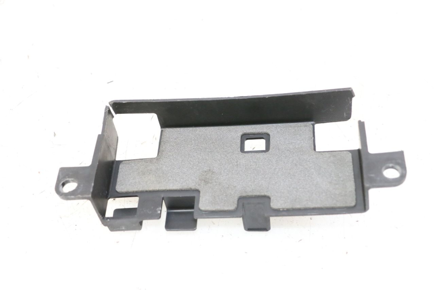 photo de BATTERY COVER YAMAHA FZ6 FAZER S2 600 (2007 - 2011) - Technical close-up