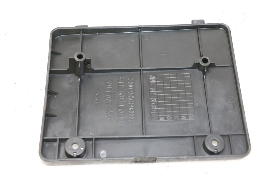 photo de BATTERY COVER DAELIM HISTORY 125 (2001 - 2002) - Component detail