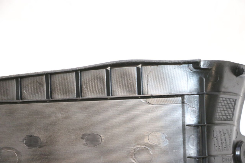 photo de BATTERY COVER PEUGEOT KISBEE 4T 50 (2023 - 2026) - Alternative perspective
